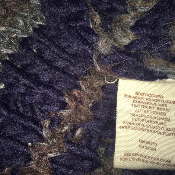 Free People sweater with faux fur trim. - Picture 5 of 6